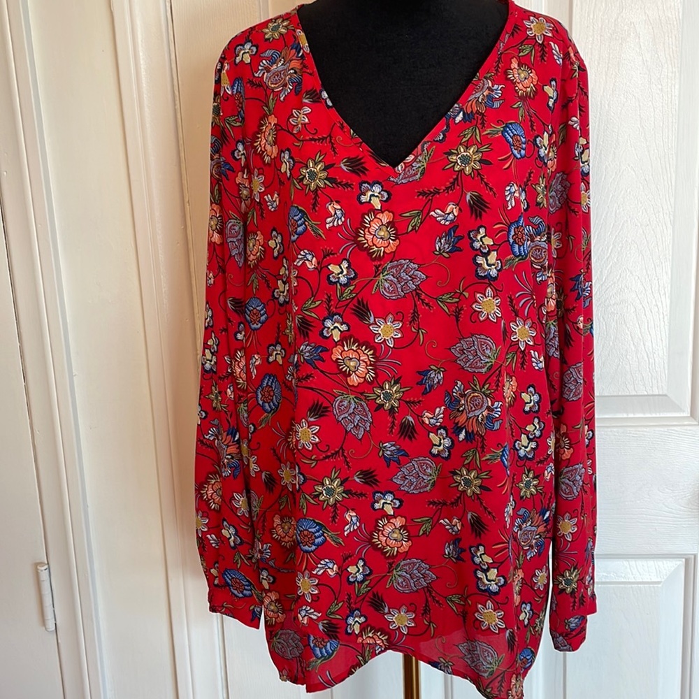 Beautiful vibrant blouse by Chelsea & Theodore. XL gorgeous floral design